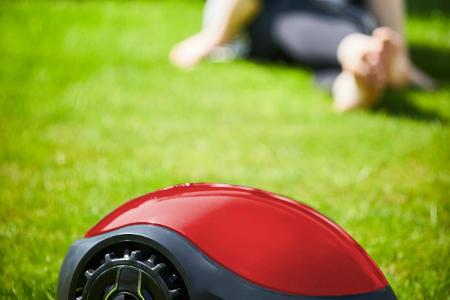 Der große Rasenmähroboter-Kaufratgeber: Husqvarna, Gardena & Co. Der große Rasenmähroboter-Kaufratgeber: Husqvarna, Gardena & Co.