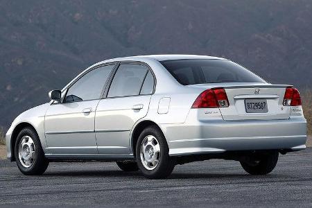2003 erscheint der Hybrid-Civic. Zunächst trägt er den namenszusatz IMA, der später in Hybrid geändert wird.