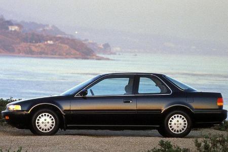 Von 1989 bis 1993 läuft die vierte Generation vom Band. Es gibt ihn als Coupé ...