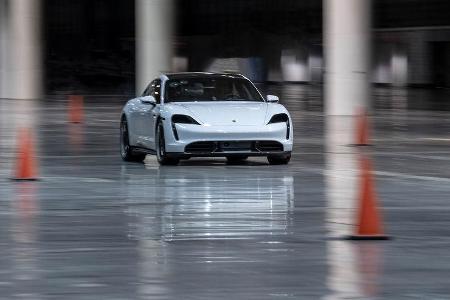 Porsche Taycan Turbo S beim Hallen-Sprint-Guinness-Weltrekord mit Leh Keen