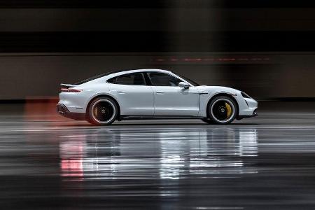 Porsche Taycan Turbo S beim Hallen-Sprint-Guinness-Weltrekord mit Leh Keen