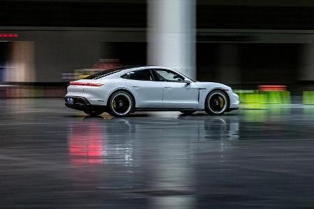 Porsche Taycan Turbo S beim Hallen-Sprint-Guinness-Weltrekord mit Leh Keen
