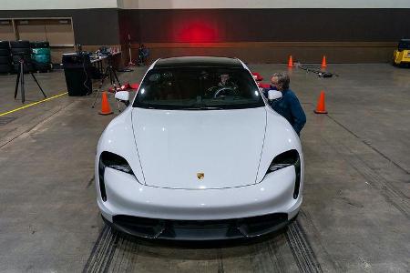 Porsche Taycan Turbo S beim Hallen-Sprint-Guinness-Weltrekord mit Leh Keen