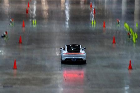 Porsche Taycan Turbo S beim Hallen-Sprint-Guinness-Weltrekord mit Leh Keen