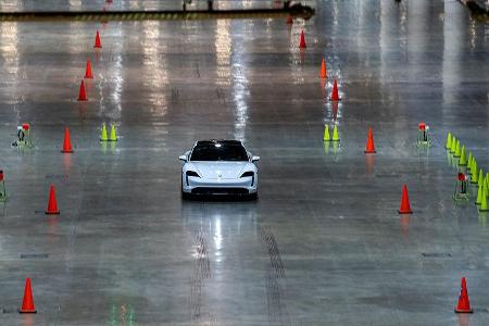 Porsche Taycan Turbo S beim Hallen-Sprint-Guinness-Weltrekord mit Leh Keen