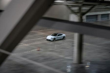 Porsche Taycan Turbo S beim Hallen-Sprint-Guinness-Weltrekord mit Leh Keen