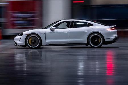 Porsche Taycan Turbo S beim Hallen-Sprint-Guinness-Weltrekord mit Leh Keen