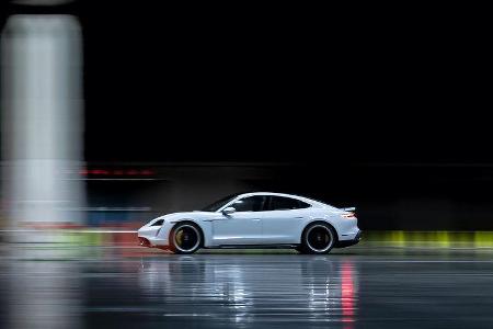 Porsche Taycan Turbo S beim Hallen-Sprint-Guinness-Weltrekord mit Leh Keen
