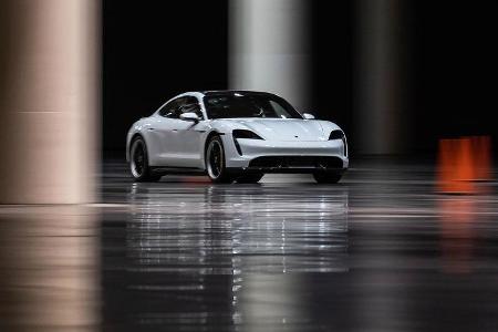 Porsche Taycan Turbo S beim Hallen-Sprint-Guinness-Weltrekord mit Leh Keen