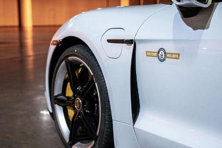 Porsche Taycan Turbo S beim Hallen-Sprint-Guinness-Weltrekord mit Leh Keen