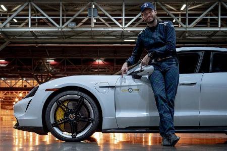 Porsche Taycan Turbo S beim Hallen-Sprint-Guinness-Weltrekord mit Leh Keen
