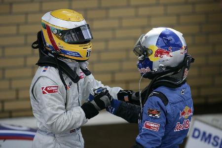 Die beiderseitigen Glückwünsche gab es immer öfter zu sehen. Vettel eroberte 2005 den Titel Rookie des Jahres.