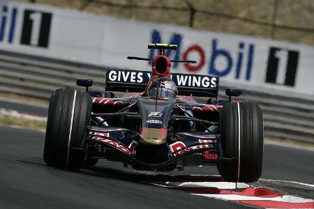 Nachdem bei Toro Rosso der Amerikaner Scott Speed vor die Tür gesetzt wurde, debütierte Vettel für das kleine Team aus Faenz...