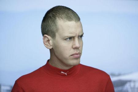 Ab und an neigt Vettel dazu, dem Frisör zuviel Freiheit zu lassen, so wie vor dem Italien-GP 2007. Das sorgt dann schon mal ...