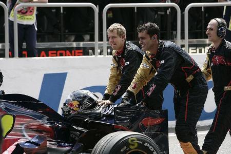 Vettel ist sich nicht zu schade, auch mal seinen Mechanikern behilflich zu sein.