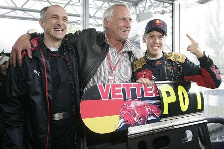 Mit Teambesitzer Dietrich Mateschitz posierte Vettel für ein denkwürdiges Erinnerungsfoto.