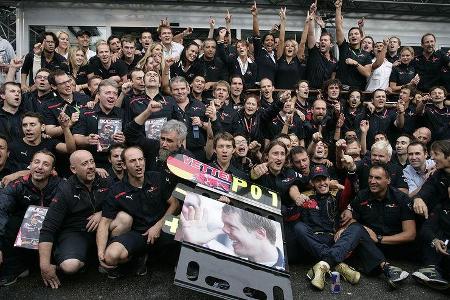 Das Team-Foto mit der jubelnden Scuderia erinnert noch lange an einen für unmöglich gehaltenen Sieg, mit dem Vettel erstmals...