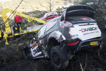 Ott Tänak kam an der gleichen Stelle wie Paddon zum Straucheln. Der Fiesta konnte gerade noch gerettet werden, bevor die Fla...