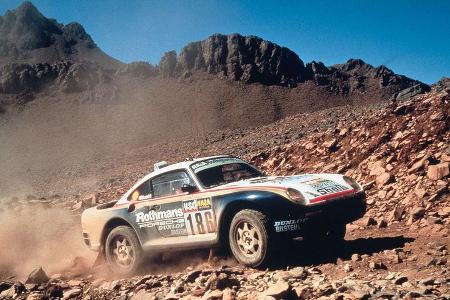 Der Porsche erinnert mit der Rothmans-Lackierung an eine Mischung aus dem 959, der 1986 bei der Rallye-Dakar angetreten ist ...