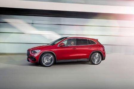 Per Achtgang-Doppelkupplungsgetriebe leitet der Fahrer des neuen Mercedes-AMG GLA 35 die Kraft auf alle vier Räder.