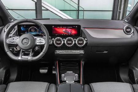 Die volldigitalen Anzeigen des MBUX Infotainmentsystems beherrschen die Optik des Interieurs.