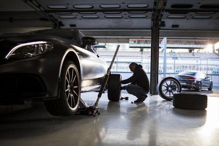Für alle S-Modelle des C 63 bietet AMG Sportreifen vom Typ Michelin Pilot Sport Cup 2 an. Die 714 Euro Aufpreis rentieren si...
