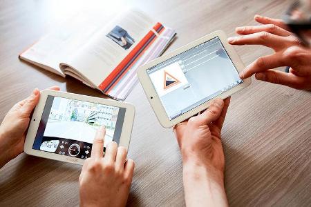 Tabletcomputer und Lernbuch