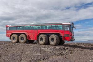 Im Monster-Reisebus auf Islands Gletscher