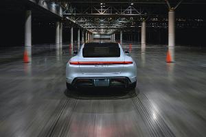 Porsche Taycan Turbo S beim Hallen-Sprint-Guinness-Weltrekord mit Leh Keen