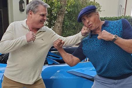 Sylvester Stallone bekommt seine Chevrolet Corvette Sylvester Stallone bekommt seine Chevrolet Corvette