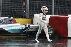Hamilton mit Bestzeit und Regen-Crash