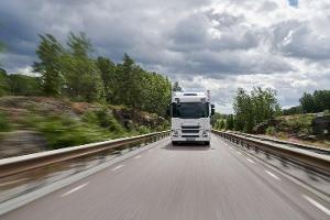 Strom aus der Sonne für den Hybrid-Lkw