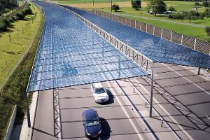 Ein Dach aus Solarzellen für die Autobahn