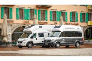 Klassischer gegen moderner Campingbus