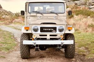 Oldtimer-Offroader mit Chevy-V8