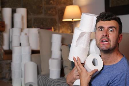Titelbild Jahresrückblick-Quiz: Mann hamstert Toilettenpapier Titelbild Jahresrückblick-Quiz: Mann hamstert Toilettenpapier
