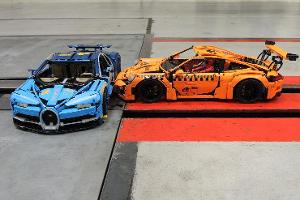 Lego-Porsche prallt gegen Lego-Bugatti