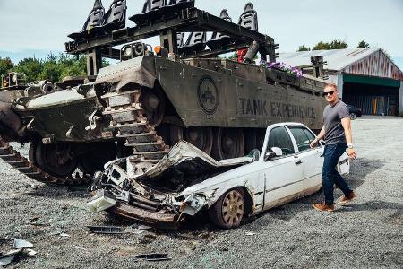 Car Crush Tank Experience Panzerfahren in New York Car Crush Tank Experience Panzerfahren in New York