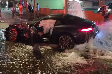 10/2019, Mercedes-AMG GT Unfall mit Hydrant 10/2019, Mercedes-AMG GT Unfall mit Hydrant