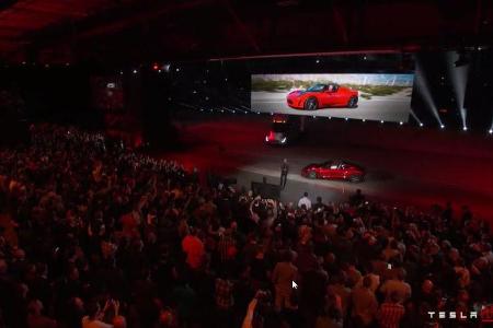 Zwei Weltpremieren an einem Tag, das gab's bei Tesla auch noch nicht so oft. Elon Musk brachte im November 2017 den unzählig... Zwei Weltpremieren an einem Tag, das gab's bei Tesla auch noch nicht so oft. Elon Musk brachte im November 2017 den unzählig...