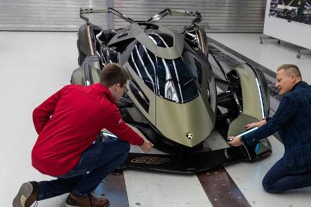 Chef-Designer Mitja Borkert und sein Team setzten bei der Aerodynamik auf einen brachialen Diffusor sowie eine komplex gezei...