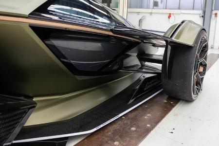 Die Räder sind verkleidet und tragen wuchtige Felgen mit hexagonalen Strukturen.