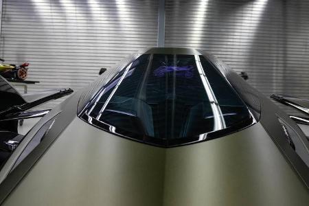 Innen erinnert das digitale Hypercar eher an einen Kampfjet: Der Fahrer steigt von vorne in die Kapsel-artige Front ein und ...