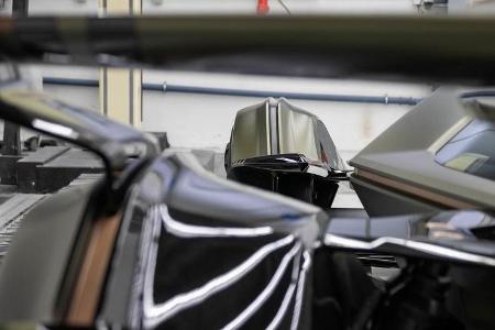 Die digitale Version setzt auf die Daten des V12-Motors im Hybrid-Sportler Sián. Seine 819 PS Gesamtleistung machen den Sián...