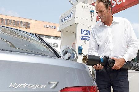 Beim BMW H7 dauert das Nachfüllen von etwa vier Kilogramm flüssigem Wasserstoff (das ist die halbe Tankfüllung) gut sieben M...