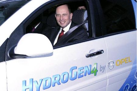 Verkehrsminister Tiefensee durfte auch schon Probe fahren.