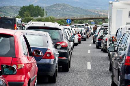 Nicht dann fahren, wenn alle fahren: Clevere Routenplanung hilft gegen die Staufalle. Nicht dann fahren, wenn alle fahren: Clevere Routenplanung hilft gegen die Staufalle.
