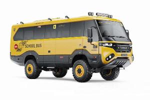 Im Geländebus zur Schule