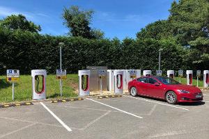 Tesla-Supercharger jetzt mit 150 Kilowatt
