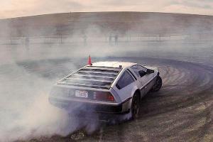 Elektro-DeLorean driftet autonom